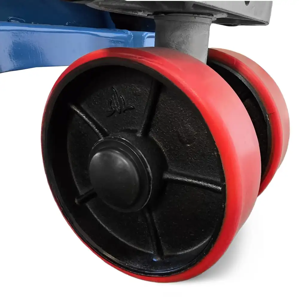 Tramag HPT-P2PXL handpalletwagen met extra lange vorken van 1500 mm en een hefvermogen van 2000 kg. Close-up foto van stuurwiel, polyurethaan