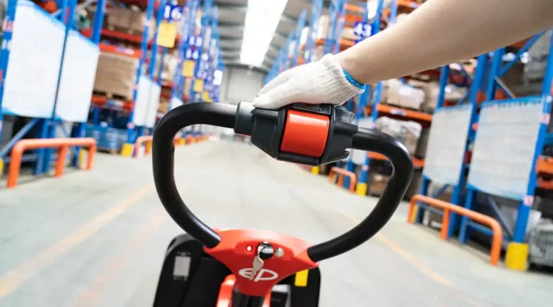 F4 elektrische palletwagen 1500 kg met lithium-accu in gebruik in een magazijn