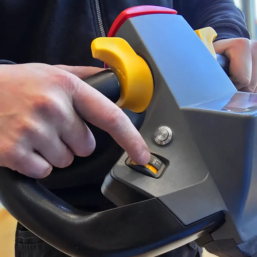 Tramag TST15D elektrische breedspoor stapelaar – proportioneel heffen demonstratie.