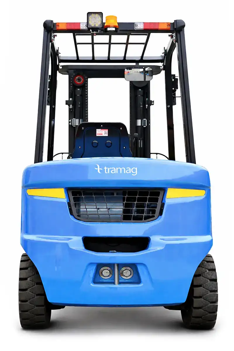 Achterzijde van de Tramag TFS25L elektrische heftruck met robuuste bouw en compacte vormgeving