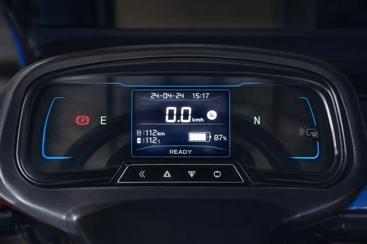 Dashboard van de Tramag TFS25L elektrische heftruck met display voor accustatus en rijinformatie