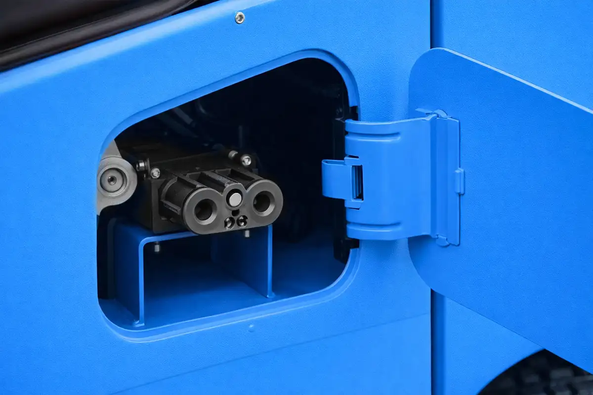 Laadpoort van de Tramag TFS25L elektrische heftruck voor opladen via 220V aansluiting