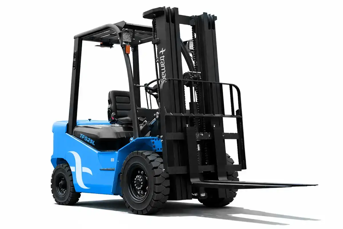 Zij-voorzijde van de Tramag TFS25L elektrische heftruck met mast en vorken