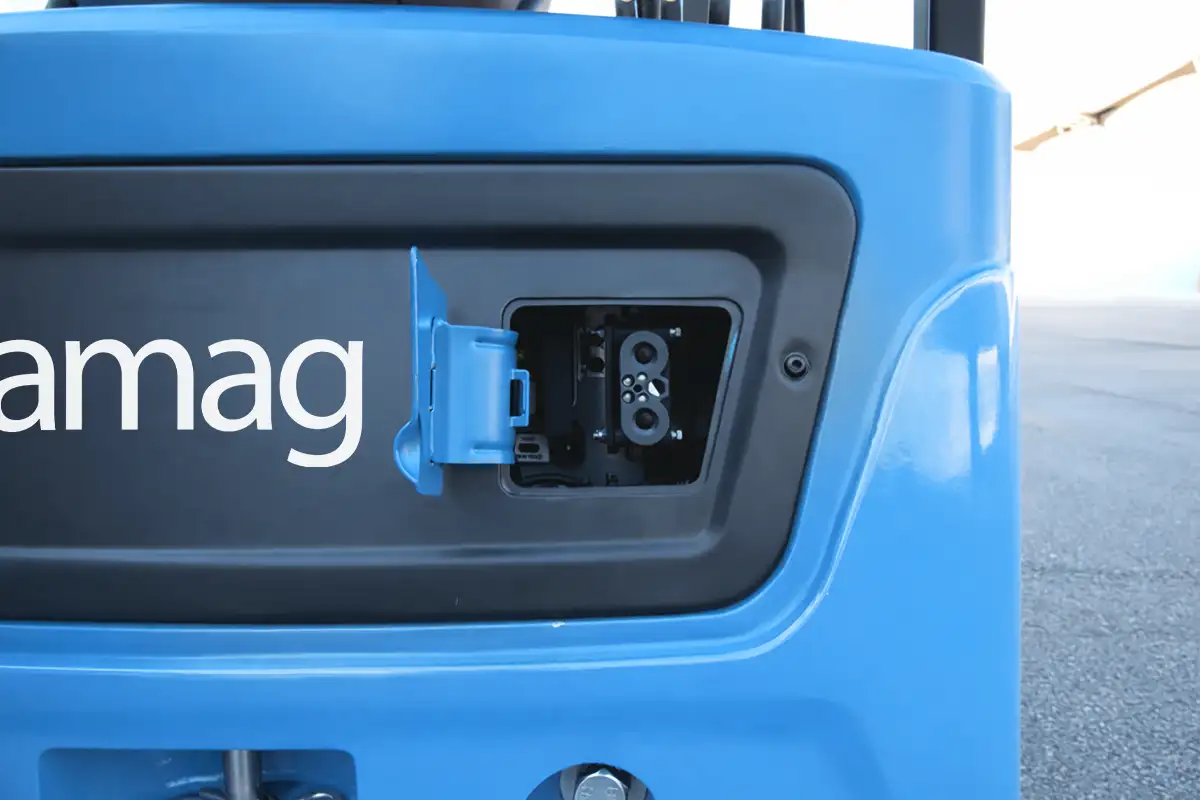 Laadpoort van de Tramag TFL20 elektrische 3-wiel heftruck met 80V lithium-ion batterij