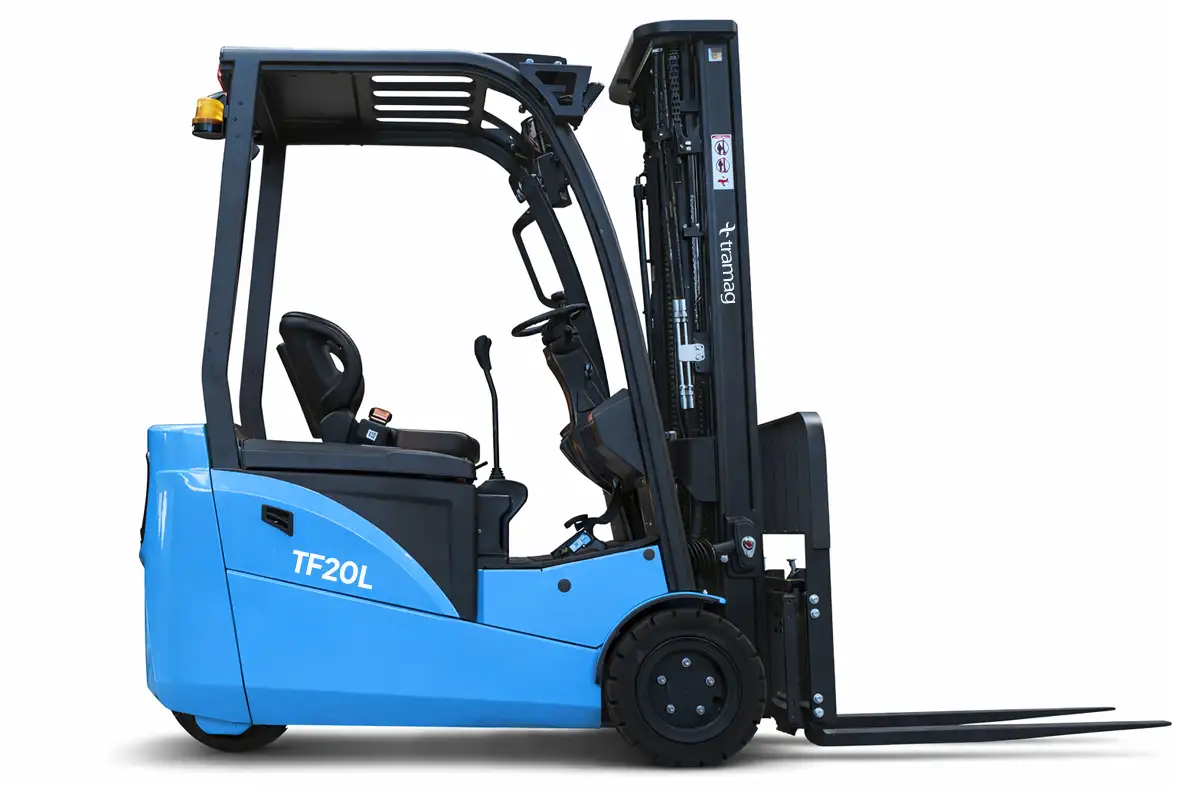 Tramag TFL20 2-ton 3-wiel elektrische vorkheftruck zijaanzicht compacte heftruck magazijn gebruik